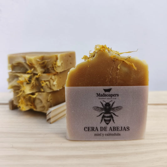 Jabón artesanal de miel, cera de abejas y caléndula